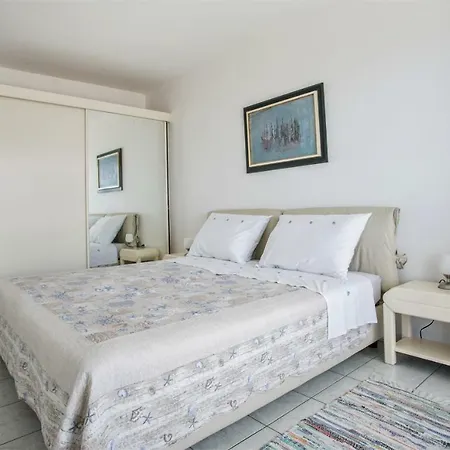 Sea View Reno W/garage דירה *