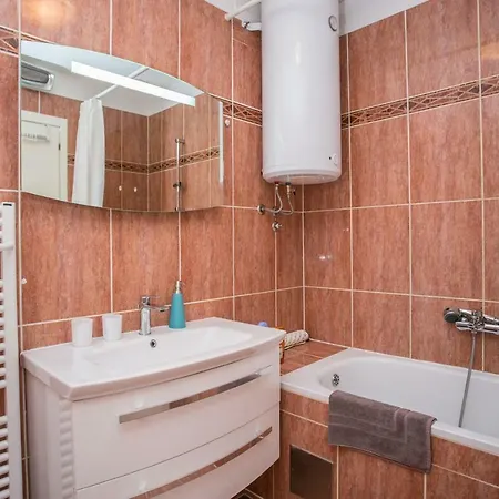 Sea View Reno W/garage Апартаменти