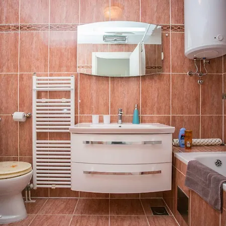 Sea View Reno W/garage Апартаменти *