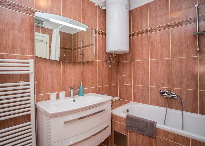 Sea View Reno W/garage Apartment