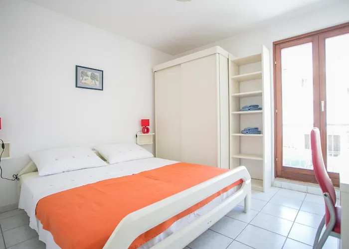 Sea View Reno W/garage Apartment