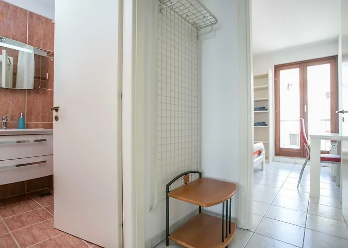 Sea View Reno W/garage Apartment Split